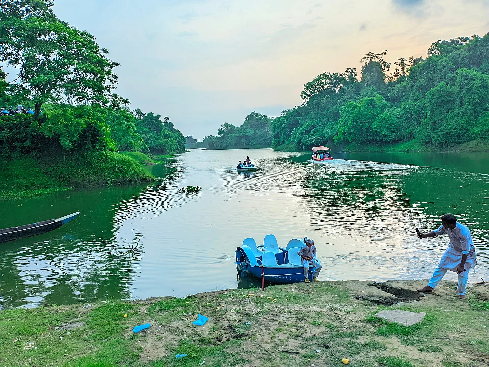 বনঘেরা পাহাড়ের মাঝে ভাটিয়ারী লেক, জলে ছোট নৌকা