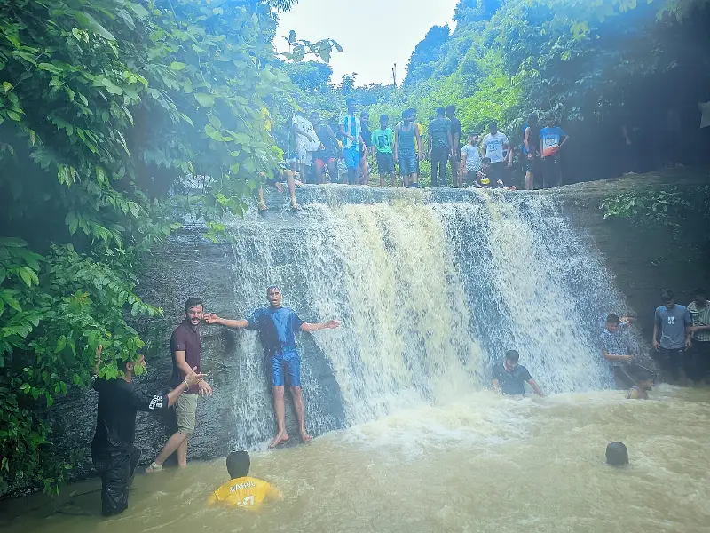 বনের ভেতর খৈয়াছড়া ঝরনার একটি ধাপে দর্শনার্থী