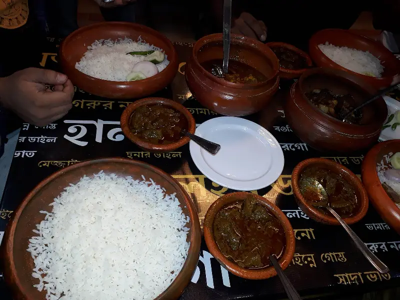 মাটির পাত্রে পরিবেশিত ভাত ও গরুর মাংসের মেজবানি খাবার